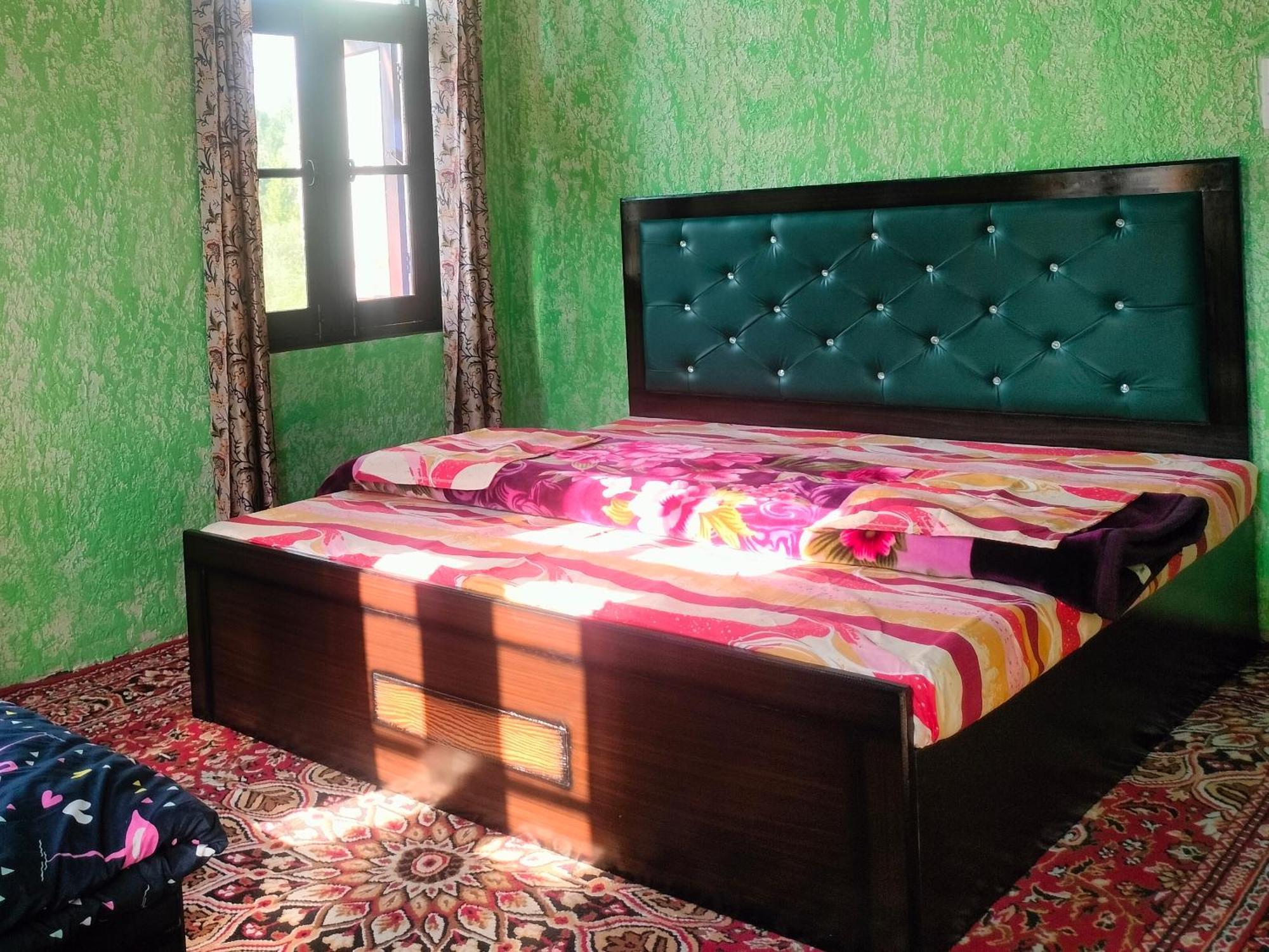 Hotel Sunlight Srinagar Szoba fotó