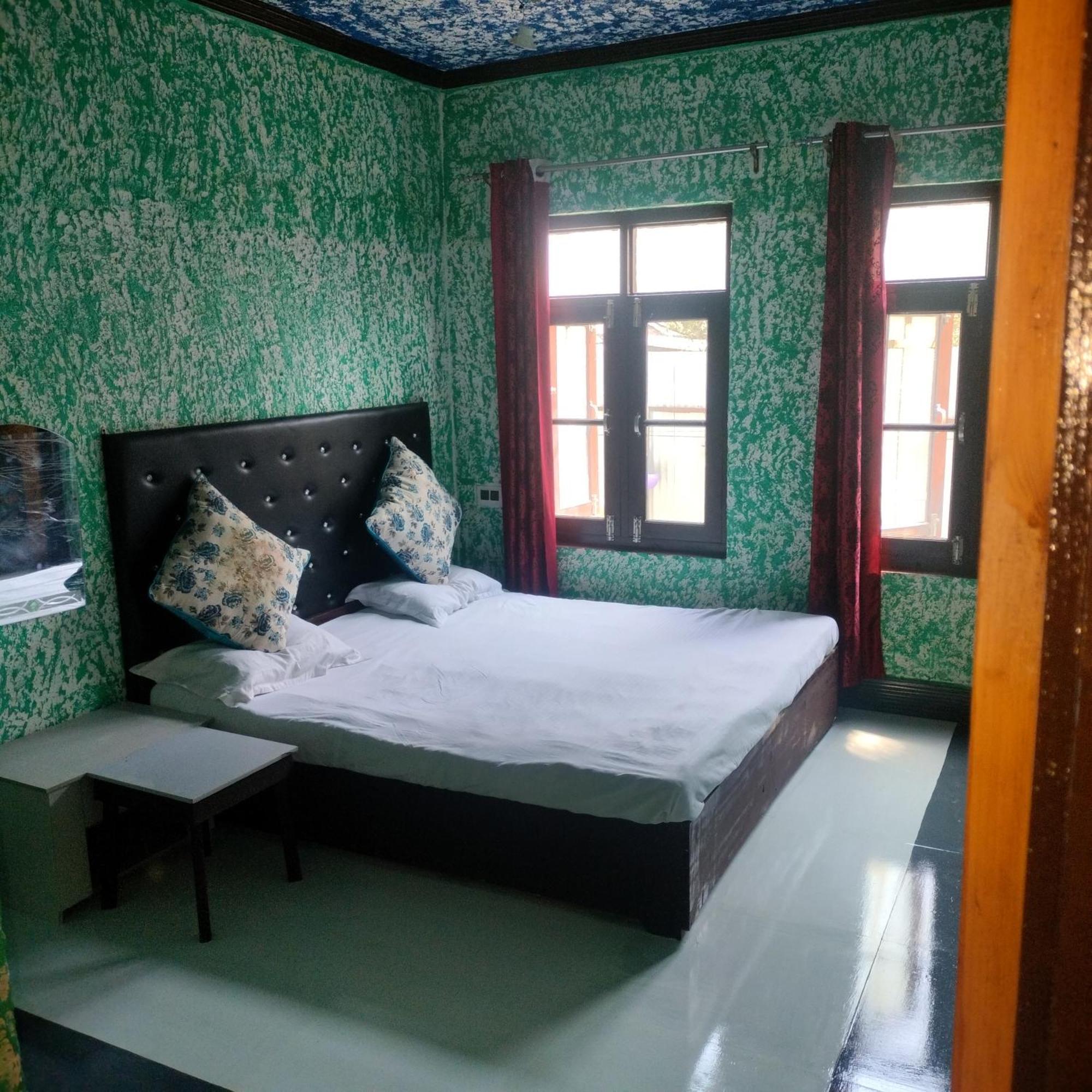 Hotel Sunlight Srinagar Szoba fotó
